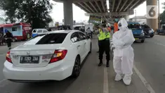 Petugas mengenakan kostum pocong saat razia penggunaan masker di kawasan Andara, Jakarta Selatan, Kamis (3/9/2020). Sejumlah razia dilakukan untuk mendisiplinkan warga mengenai protokol kesehatan menyusul masuknya DKI Jakarta ke dalam zona merah COVID-19. (merdeka.com/Arie Basuki)