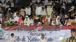 Sejumlah anak mengikuti acara buka puasa bersama AMPG dan fungsionaris Partai Golkar di Istora Senayan Jakarta, Sabtu (18/6). Acara dihadiri Ketua Umum Partai Golkar, Setya Novanto. (Liputan6.com/Helmi Fithriansyah)