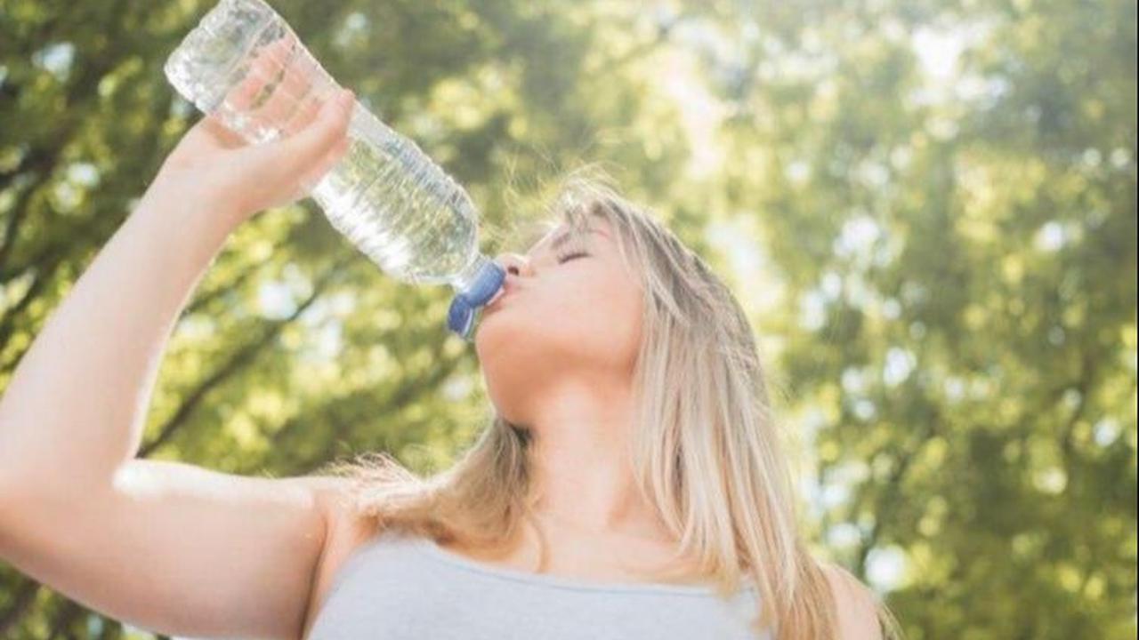 1. Menjaga Hidrasi Kulit dengan Minum Air