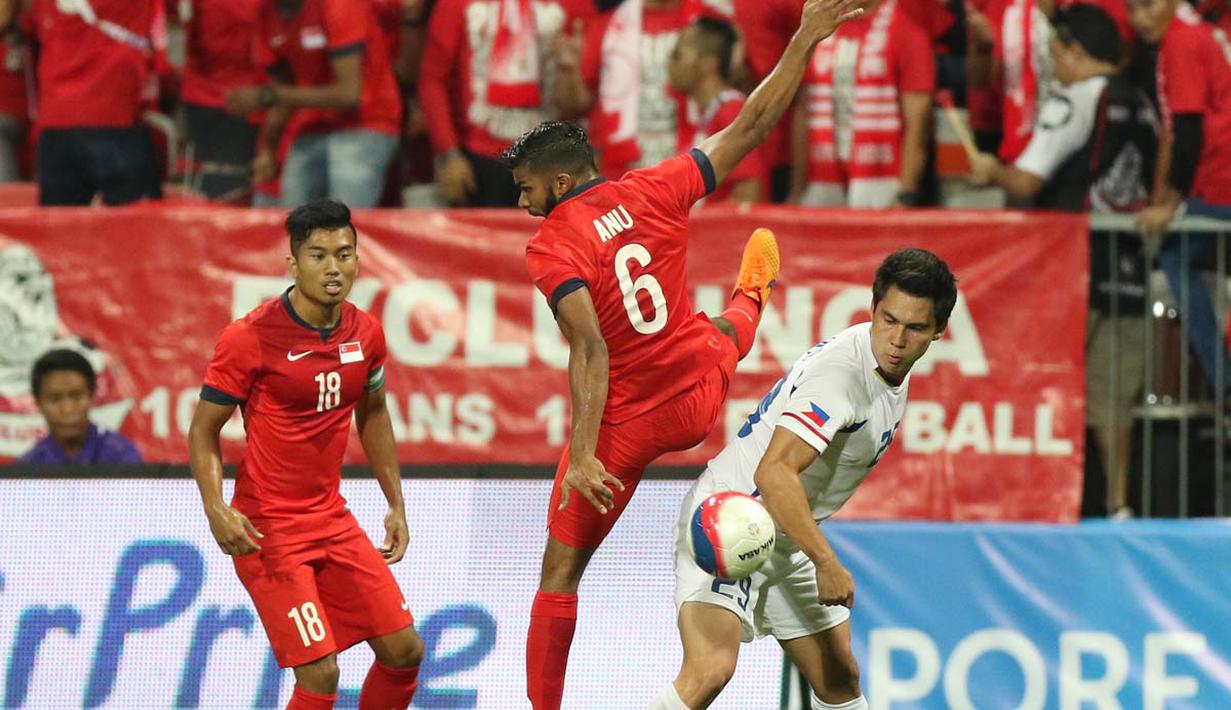 Duel atara Anumanthan Mohan Kumar (tengah) dengan Gerardo Valmayor. (Bola.com/Arief Bagus)