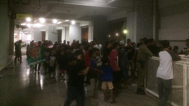 Penonton di Stadion Pakansari