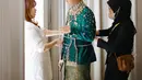 Sementara Denny memakai beskap warna hijau senada dipadukan dengan jarik dan blangkon. [Instagram/faralljibrill_official]