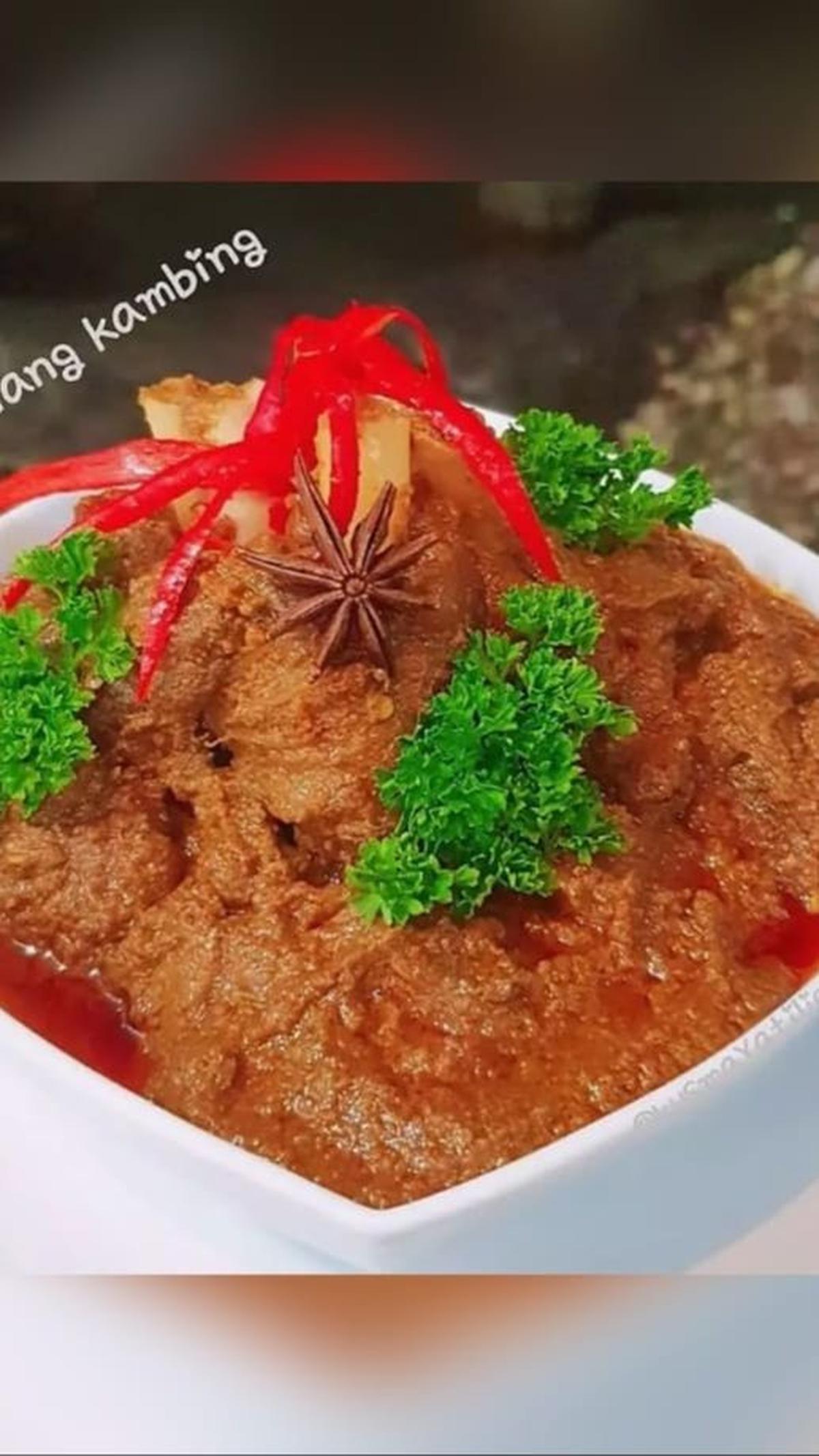 <b>7. Rendang Kambing Bumbu Merah</b><br>