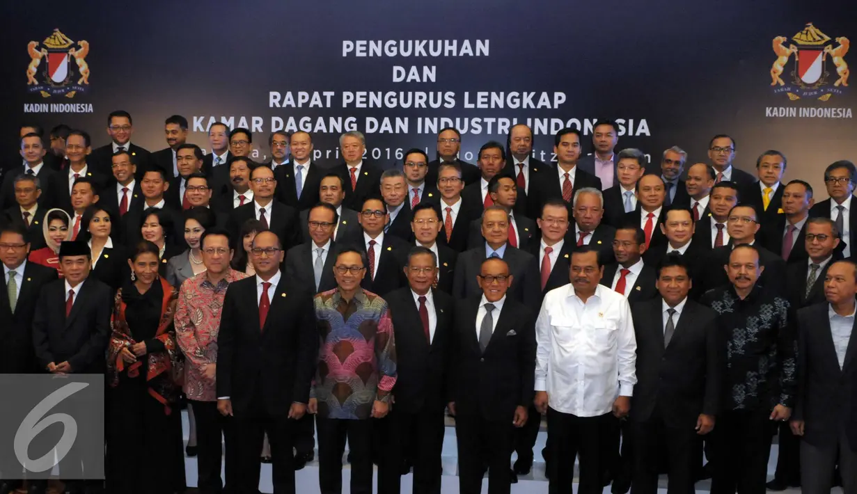 Ketua Umum KADIN Rosan Perkasa Roeslani berfoto bersama dengan para Menteri Kabinet Kerja dan 34 wakil ketua umum KADIN periode 2015-2020 di Jakarta, Selasa (5/4). (Liputan6.com/Helmi Afandi)