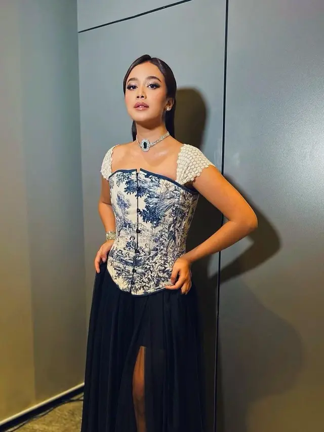 Elegan dengan Busana Biru