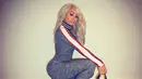 Dilansir dari HollywoodLife, Blac Chyna terlihat marah dan hampir melempar seseorang dengan mobil plastik mainan. (instagram/blacchyna)
