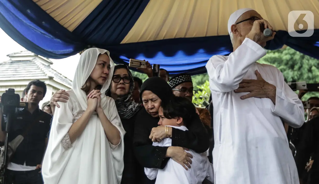 Ayah Ashraf Sinclair, Mohamed Anthony John Sinclair (kanan) menyampaikan pesan saat pemakaman putranya di San Diego Hills, Karawang, Jawa Barat, Selasa (18/2/2020). Ashraf Sinclair mengembuskan napas terakhir pukul 04.51 WIB pagi tadi. (Liputan6.com/Faizal Fanani)