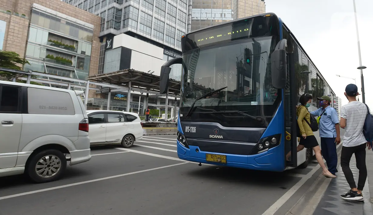 Penumpang turun dari  bus Transjakarta tujuan Kota-Blok M di Halte Pullman, Jakarta,Sabtu (10/10/2020). Moda transportasi umum Transjakarta tetap beroperasi normal, tapi untuk menurunkan penumpang tidak di lajur Bus Transjakarta karena Halte Utama Transjakarta di rusak. (merdeka.com/Imam Buhori)