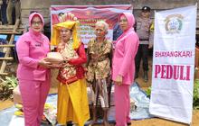 Ke Suku Pedalaman Talang Mamak, Polri Tegaskan Peran Perempuan di Pilkada Penting