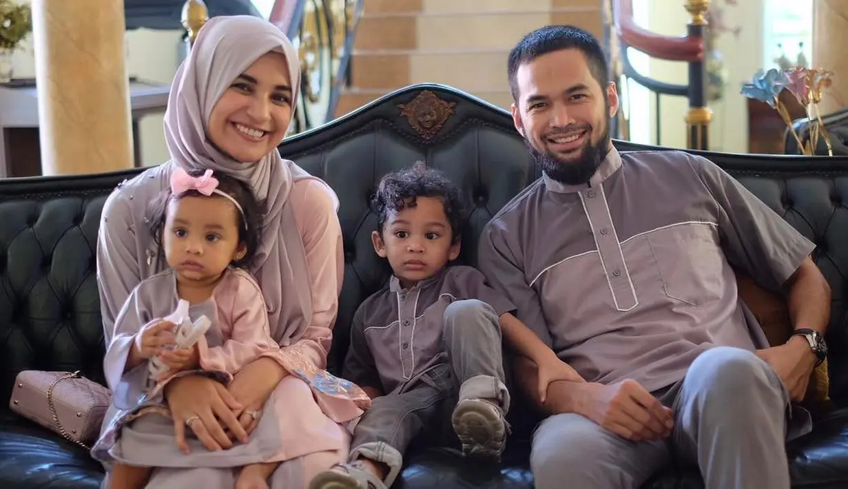 "masyaa Allah.... romantis ga perlu mewah ya... 😍," tulis sajidanur.9. "The real romantis," tulis oka_diyar. "@arlinisti bapeeer bneran ini...weew," tulis zie_rosita. "Maa syaa Allah romantis bgt," tulis tofik_60. (Instagram/teukuwisnu)