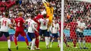 Kiper Inggris, Jordan Pickford menangkap bola saat bertanding melawan Denmark pada pertandingan semifinal Euro 2020 di Stadion Wembley, London, Kamis (8/7/2021). Perjalanan terjauh Inggris di pentas Eropa sebelumnya adalah semifinal. (Laurence Griffiths/Pool Photo via AP)