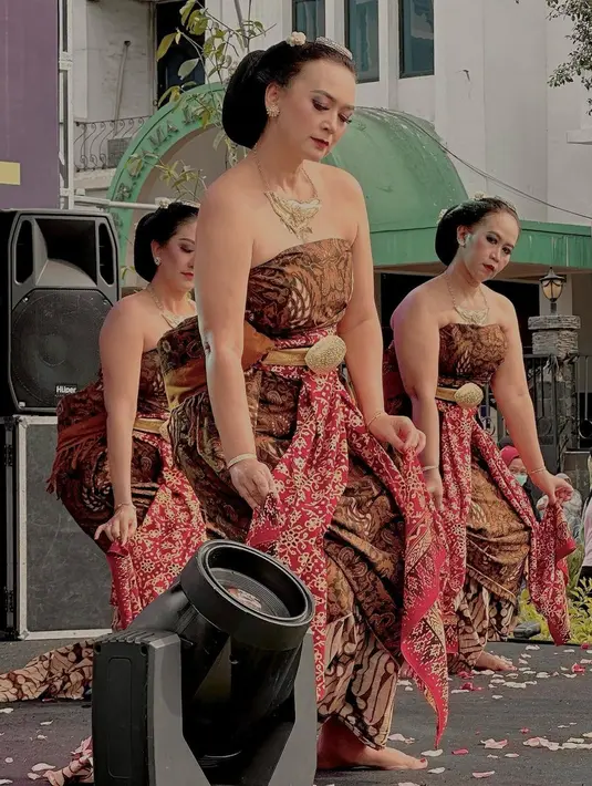 Ira bersama teman-temannya membawkan tarian Bedhayan Wigaringtyas. "Aku bersama 5 teman penari membawakan tarian “Bedhayan Wigaringtyas”," lanjut Ira. [Instagram/irawbw]