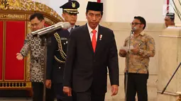 Presiden Joko Widodo (Jokowi) bersiap melantik anggota Dewan Kehormatan Penyelenggara Pemilu (DKPP) periode 2017-2022 di Istana Negara, Jakarta, Senin (12/6). Jokowi melantik para anggota berdasarkan Keppres Nomor 75 Tahun 2017 (Liputan6.com/Angga Yuniar)