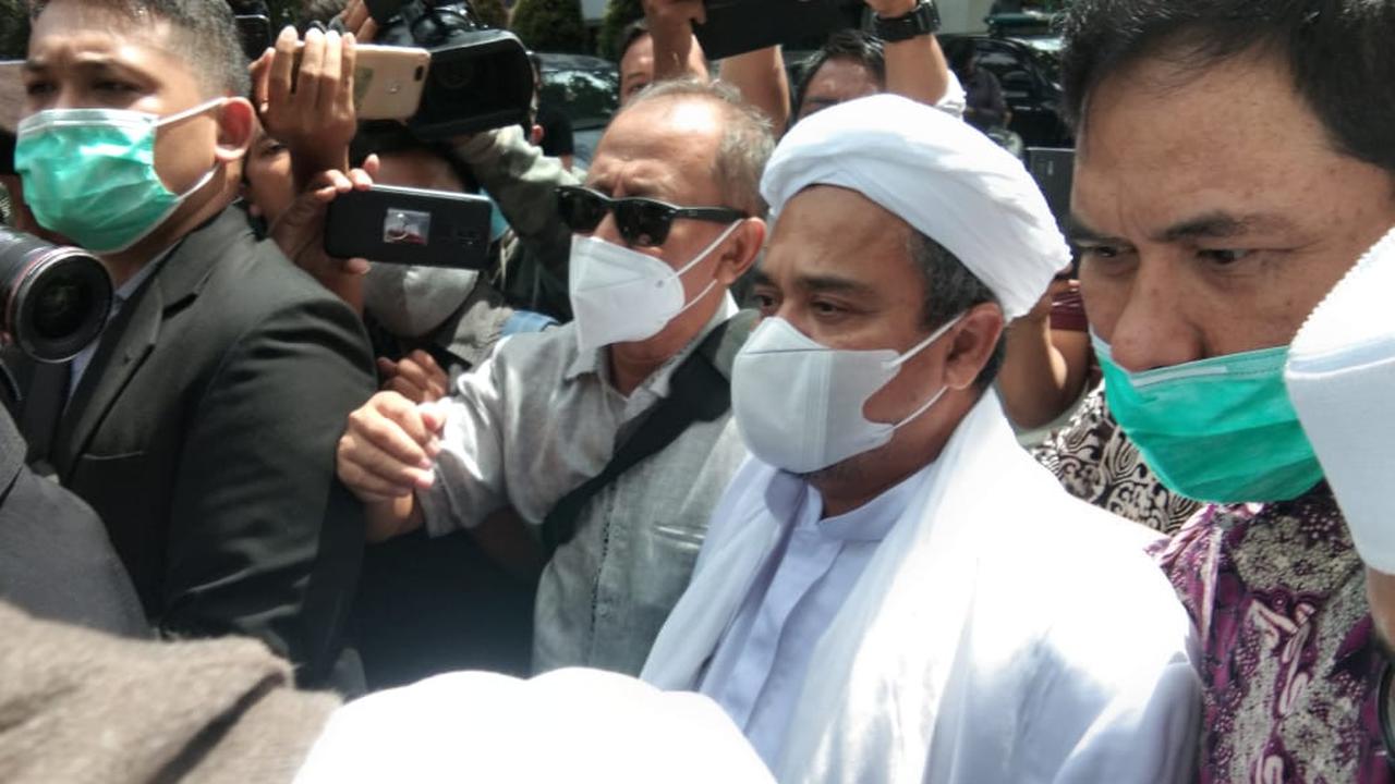 Pimpinan Front Pembela Islam (FPI) Rizieq Shihab tiba di Polda Metro Jaya, Sabtu (12/12/2020). Kedatangannya untuk memenuhi panggilan penyidik atas kasus dugaan pelanggaran protokol kesehatan.
