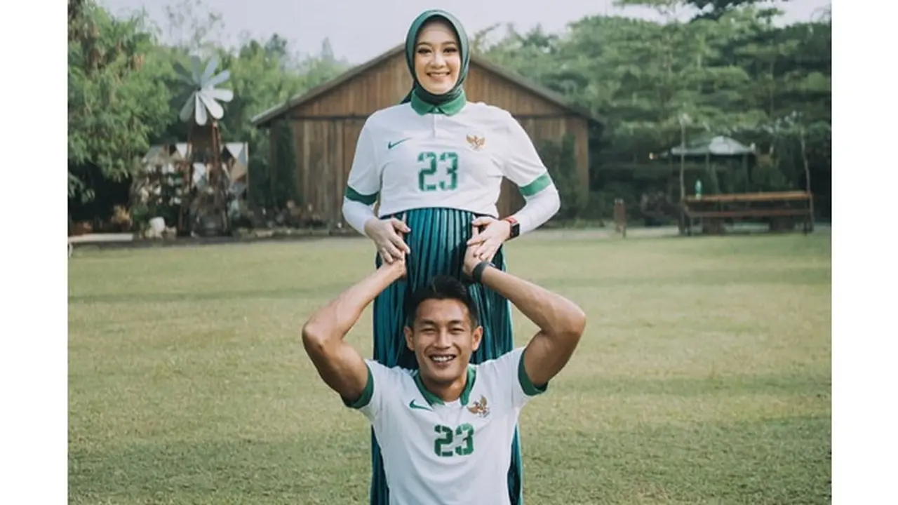 5 Potret Maternity Shoot Hansamu Yama dan Istri, Pakai Jersey Timnas