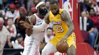 LeBron James (no 23) berduel dengan James Harden pada laga NBA (AP)