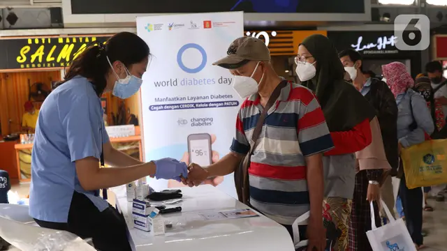 Peringati Hari Diabetes Sedunia, Penumpang Kereta Cek Gula Darah Gratis