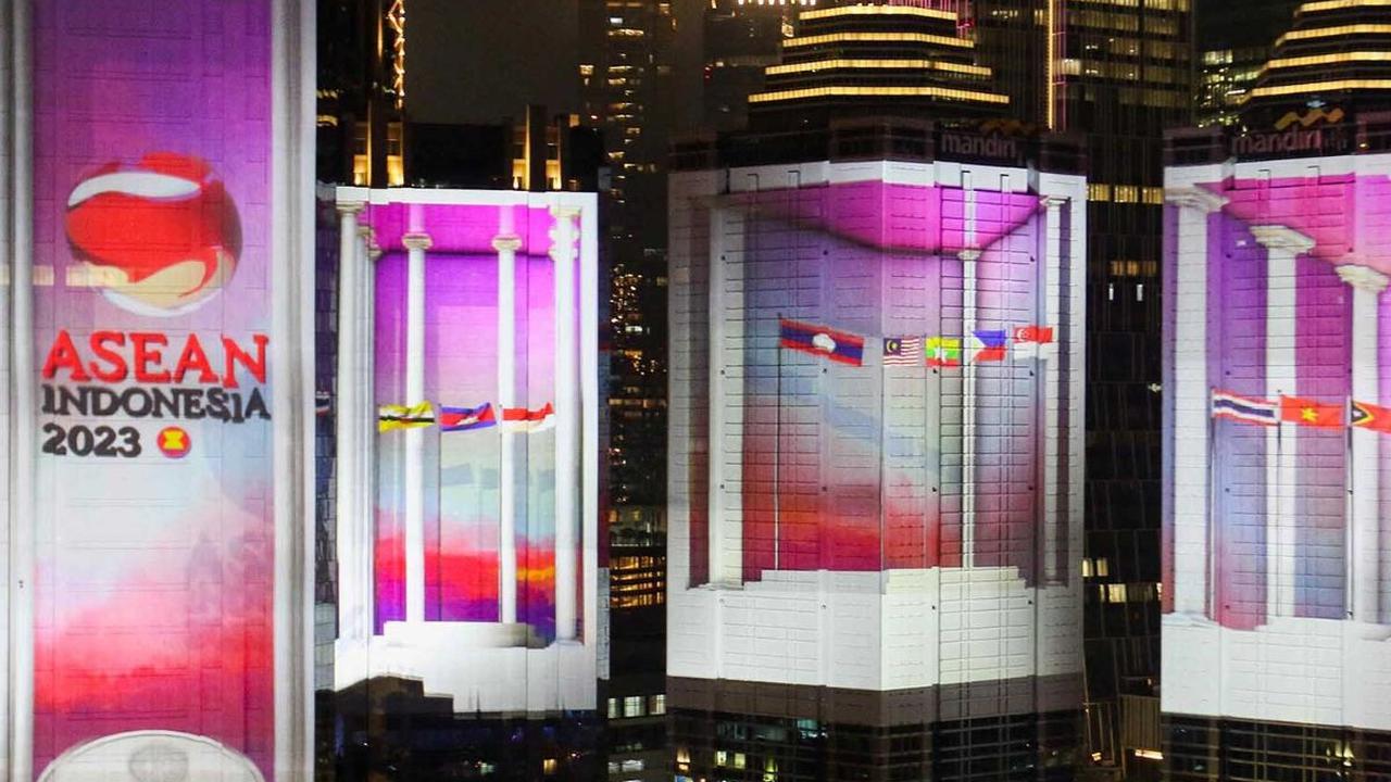 Gedung-gedung tersebut disulap menjadi layar raksasa bagi pertunjukan video mapping selama berjalannya gala dinner.