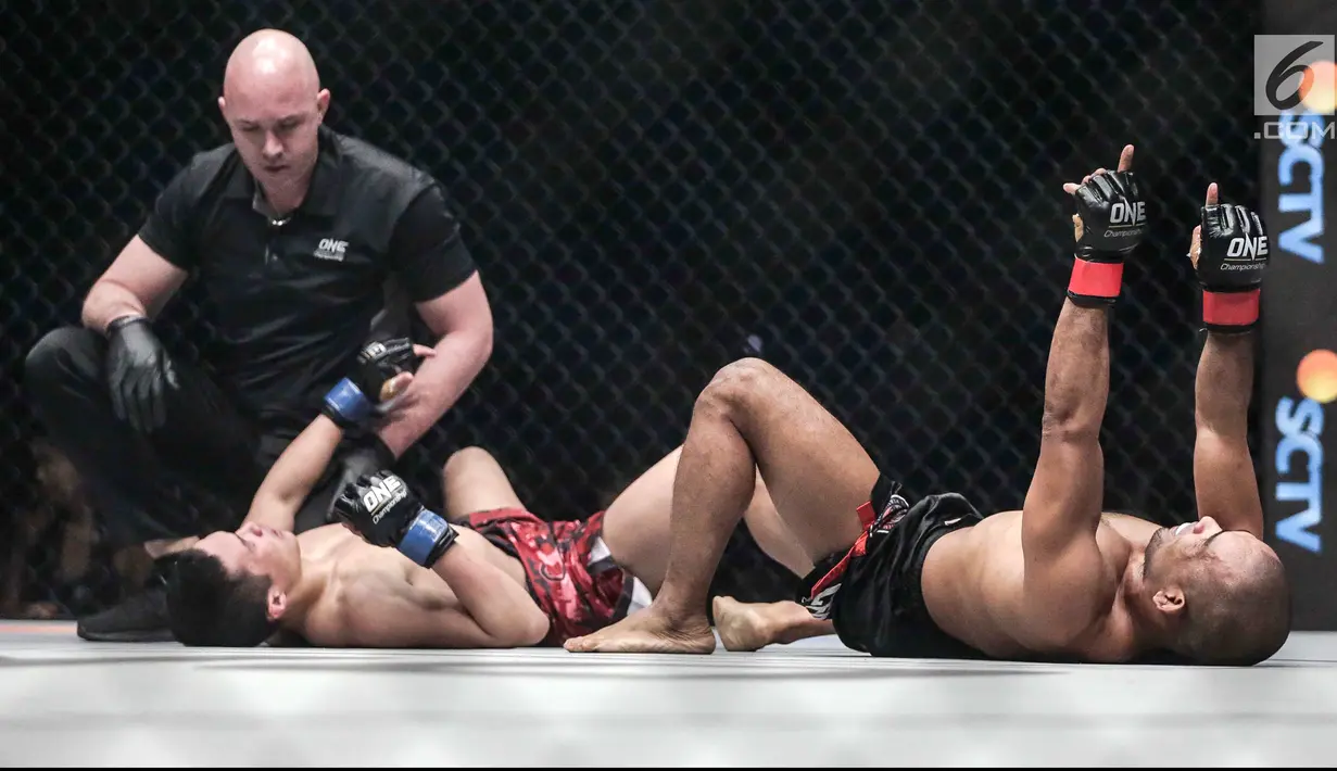 Petarung Filipina, Rene Catalan (kanan) memenangkan pertandingan atas petarung China, Peng Xue Wen (kiri) usai berlaga pada One Championship di Jakarta, Sabtu (20/1). (Liputan6.com/Faizal Fanani)