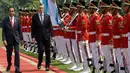 Presiden Joko Widodo berjalan bersama Presiden Argentina Mauricio Macri dalam upacara penyambutan kenegaraan di Istana Bogor, Rabu (26/6/2019). Jokowi dan Presiden Macri dijadwalkan melangsungkan pertemuan empat mata, pertemuan bilateral serta melakukan pernyataan pers bersama. (AP/Achmad Ibrahim)