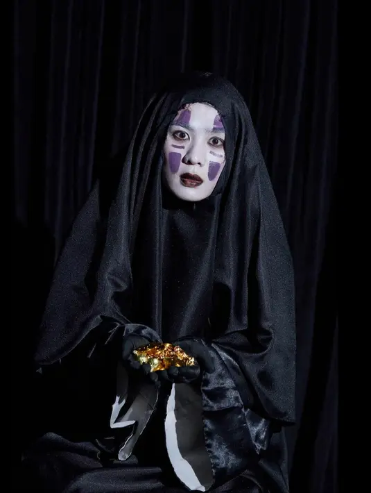 Ada juga Kun, member NCT yang tampil serba hitam sebagai Kaonashi. (Instagram @nct)