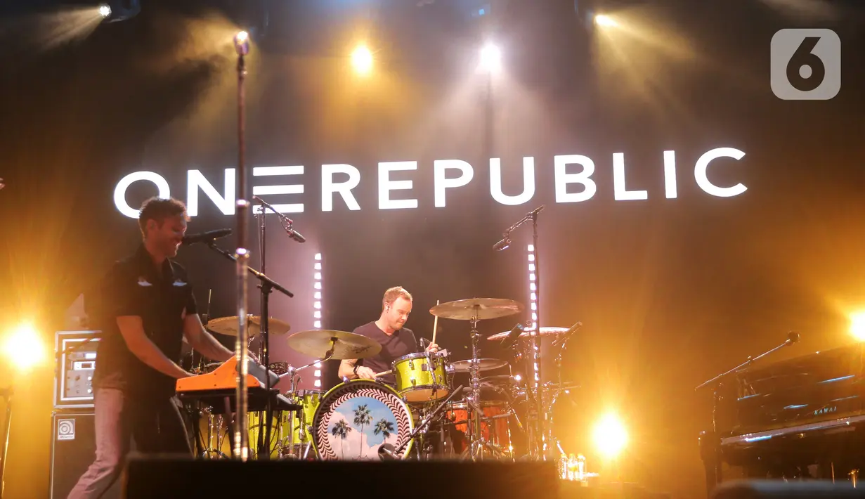 Grup band One Republic tampil pada Woke Up Fest 2023 di Istora Senayan, Jakarta, 25 Februari 2023. Band beraliran pop rock asal Amerika Serikat tersebut tampil memukau dengan membawakan sejumlah lagu di antaranya Secrets dan Good Life dari album Waking Up. (Kapanlagi.com/Bambang E. Ros)