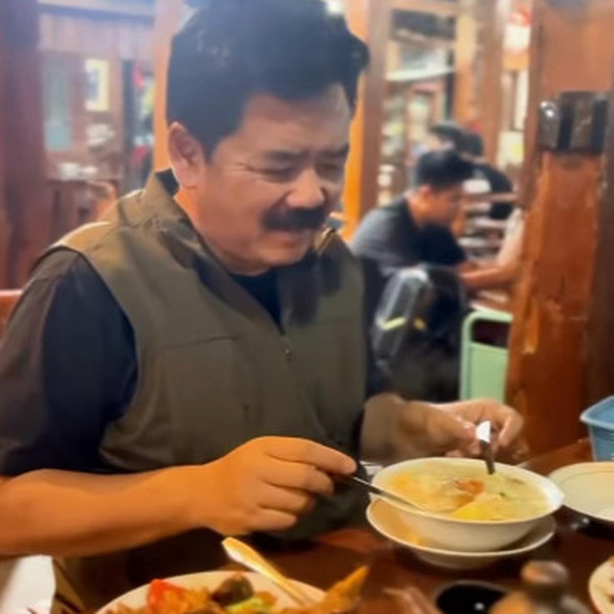 Bikin Ngiler Kulineran Mantan Panglima TNI Santap Mie Jowo Plus Balungan Ayam "Wuenakk"