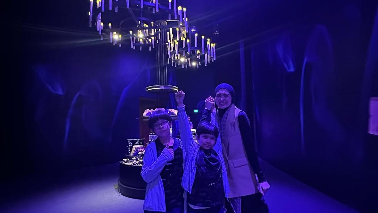 Adi Nugroho dan Donita Bagikan Potret Kedua Anaknya Tetap Mengerjakan Tugas meski Tengah Liburan