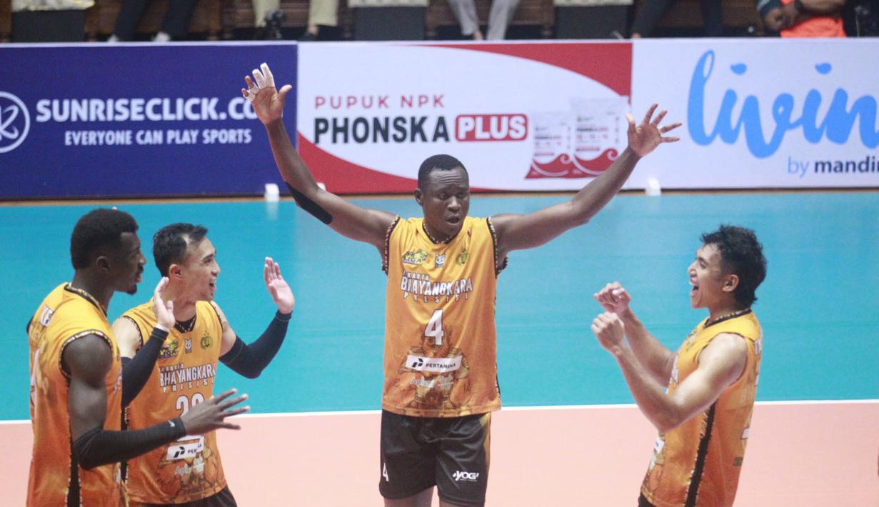 <p>Selebrasi para pemain Jakarta Bhayangkara Presisi, Daudi Okello (tengah) dkk setelah mencetak angka saat menghadapi Jakarta STIN BIN pada laga seri keempat putaran pertama PLN Mobile Proliga 2024 di GOR Tri Dharma Petrokimia, Gresik, Jawa Timur, Jumat (17/5/2024). Jakarta Bhayangkara Presisi kalah 1-3 (25-14, 21-25, 20-25 dan 21-25). (Dok. PBVSI)</p>