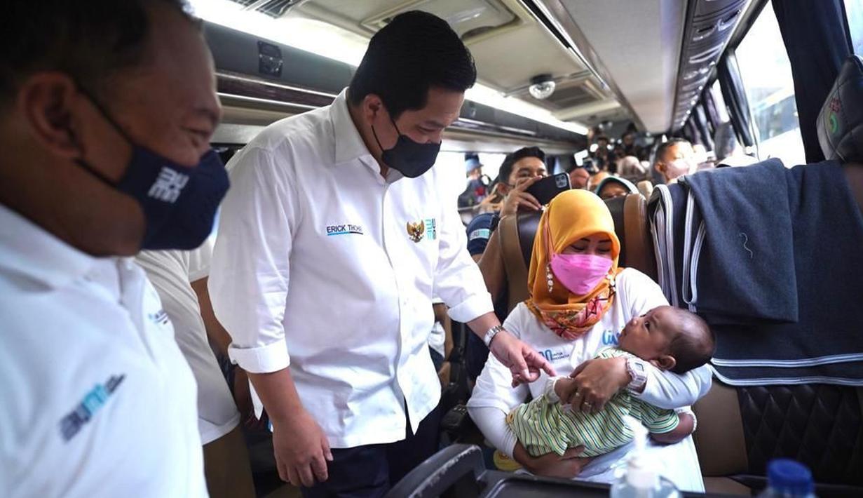 <p>Menteri Badan Usaha Milik Negara (BUMN) Erick Thohir menemui warga yang mengikuti acara Mudik Aman, Mudik Sehat Bersama BUMN 2022 di Area Stadion Gelora Bung Karno, Jakarta, Rabu (27/4/2022).&nbsp;Hari ini Menteri BUMN melepas 12.450 pemudik dengan 249 bus, dari total 40 ribu pemudik yang akan berangkat dengan 542 bus dan 24 perjalanan kereta api ke hampir 40 kota di Pulau Jawa dan Sumatra. (Foto: Humas Kementerian BUMN)</p>