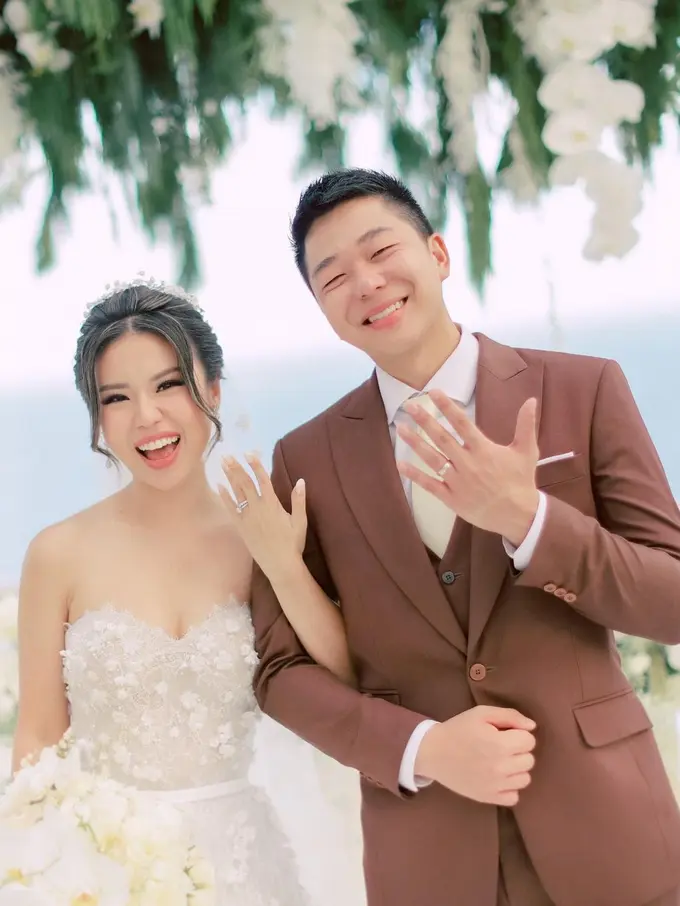 Parade Gaun Hian Tjen yang Dikenakan Titan Tyra di Hari Pernikahan, Bernuansa Elegan dan Glamor di Tepi Laut