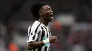 Gelandang Newcastle United, Christian Atsu selebrasi usai mencetak gol ke gawang Liverpool pada pertandingan lanjutan Liga Inggris di St James 'Park (4/5/2019). Liverpool menang tipis atas Newcastle 3-2. (Reuters/Scott Heppell)