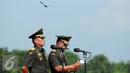 Jenderal TNI Gatot Nurmantyo (kanan) memberikan pidato saat upacara Serah Terima Jabatan Panglima TNI di Mabes TNI Jakarta, (14/7/2015). Gatot resmi dilantik sebagai Panglima TNI pada 8 Juni 2015 lalu. (Liputan6.com/Helmi Fithriansyah)