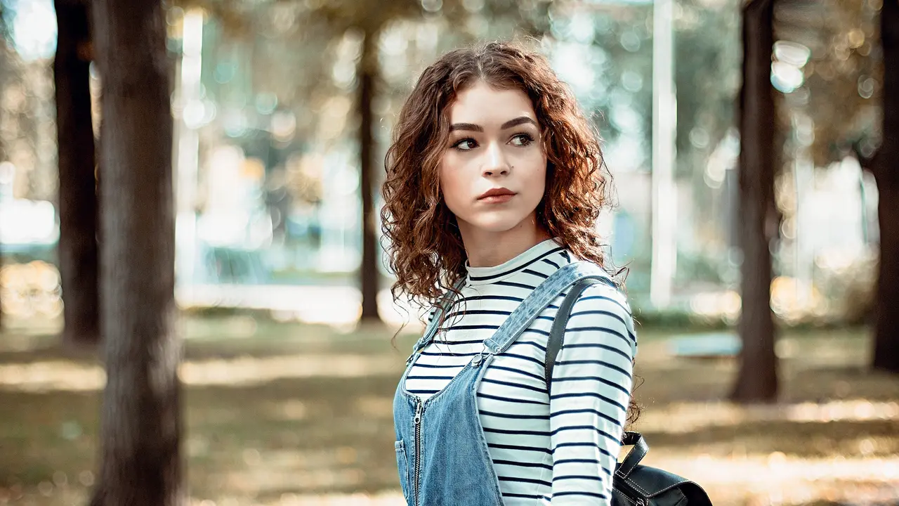 ilustrasi rambut keriting
