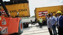 Rizal Ramli menyaksikan proses bongkar muat KA Logistik dari Stasiun Pasoso menuju Pelabuhan Tanjung Priok, Jakarta, Kamis (18/2). Pengoperasian KA Logistik dimaksudkan untuk mengurangi sepertiga kemacetan pelabuhan. (Liputan6.com/Faizal Fanani)