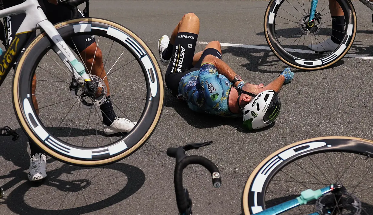 Pebalap 38 tahun ini harus memupus mimpinya menyalip rekor kemenangan etape Tour de France setelah ia terjatuh pada etape 8 yang dimenangi oleh Mads Pedersen asal Denmark. (Photo by Thomas SAMSON / AFP)