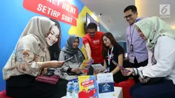 Vice President Credit Cards Group Bank Mandiri dan CCO GIG by Indosat Ooredoo Bayu Seto berbincang dengan pengunjung pada acara Mandiri Shopping Deals Bazaar di Senayan City Jakarta, Jumat (8/3). (Liputan6.com/Fery Pradolo)