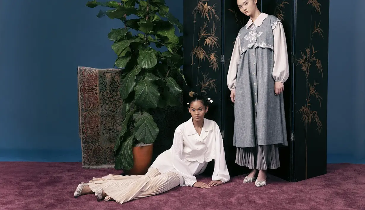 TOTON dikenal karena kerumitan, penghormatan mereka terhadap warisan Indonesia, dan keahlian. Kali ini, TOTON mempersembahkan koleksi kapsul yang dikemas dengan berbagai potongan busana untuk dipakai selama perayaan Hari Raya. Foto: Document/Masari.