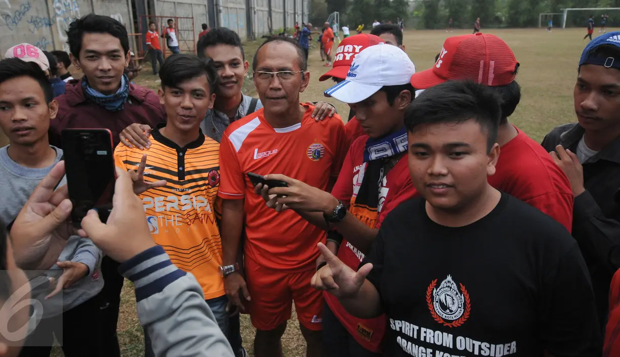 Pelatih Persija, Bambang Nurdiansyah (tengah) berpose dengan penggemar usai memimpin latihan di NYTC PSSI, Sawangan, Depok, Sabtu (31/10/2015). Banur juga pernah menjadi pelatih sementara Timnas Indonesia pada 2005. (Liputan6.com/Helmi Fithriansyah)  