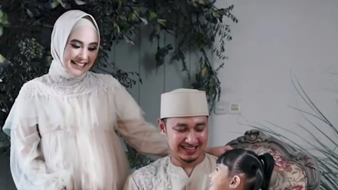Kartika Putri pemotretan di usia kehamilan 8 bulan.