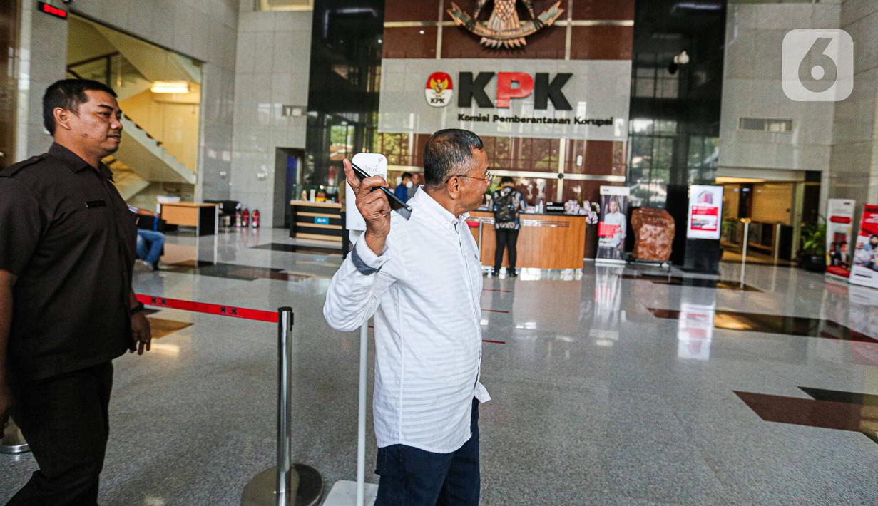 Sambil melempar senyum, Dahlan Iskan pun beranjak meninggalkan wartawan dan masuk ke lobi Gedung KPK. (Liputan6.com/Faizal Fanani)