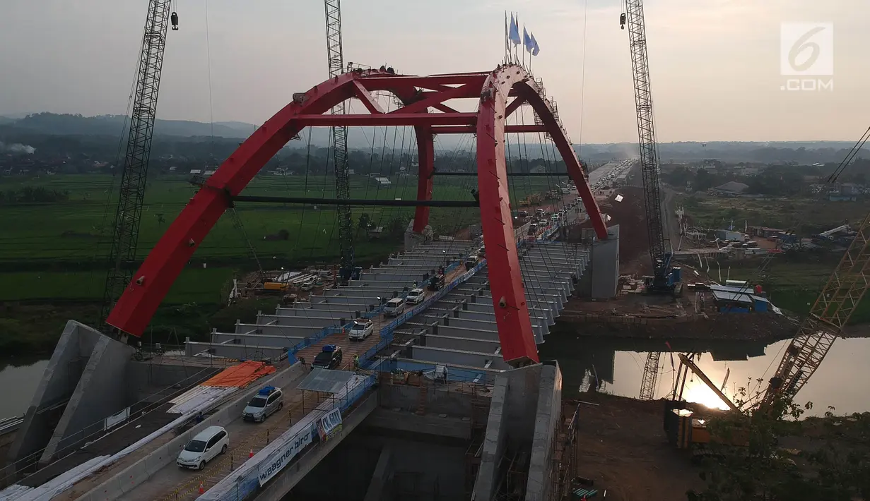 Kendaraan pemudik melintasi Jembatan Kali Kuto pada ruas tol fungsional Batang-Semarang, Gringsing, Batang, Jateng, Rabu (13/6). Jembatan ini dioperasikan sementara untuk arus mudik dan arus balik Lebaran 2018. (Liputan6.com/Arya Manggala)