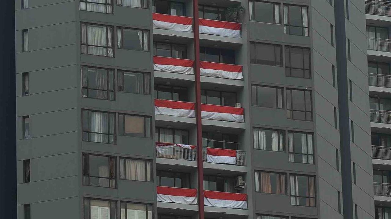 FOTO: Jelang HUT Kemerdekaan RI, Puluhan Bendera Merah Putih Hiasi Apartemen di Jakarta