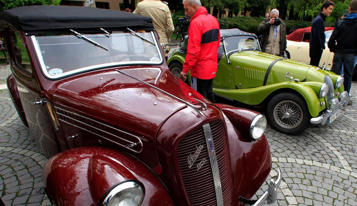 Skoda 1100 OHV buatan tahun 1939 menarik perhatian pengunjung pameran mobil antik ke-3 di Bucharest, Rumania (12/4/2014). (REUTERS/Radu Sigheti)