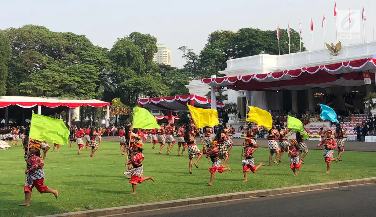 Ratusan Penari menyuguhkan pementasan tarian kuda lumping selama HUT ke-74 RI di Istana Merdeka, Jakarta, Sabtu (17/8/2019). Kuda lumping juga disebut jaran kepang atau jathilan adalah tarian tradisional Jawa yang menampilkan sekelompok prajurit tengah menunggang kuda. (Liputan6.com/Lizsa)