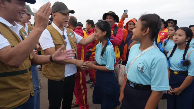 Menteri  Koordinator Bidang Pangan Zulkifli Hasan (Zulhas) saat menghadiri acara Aksi Bersih Sampah Laut, Pantai Kuta, Bali, Sabtu (4/1/2025).