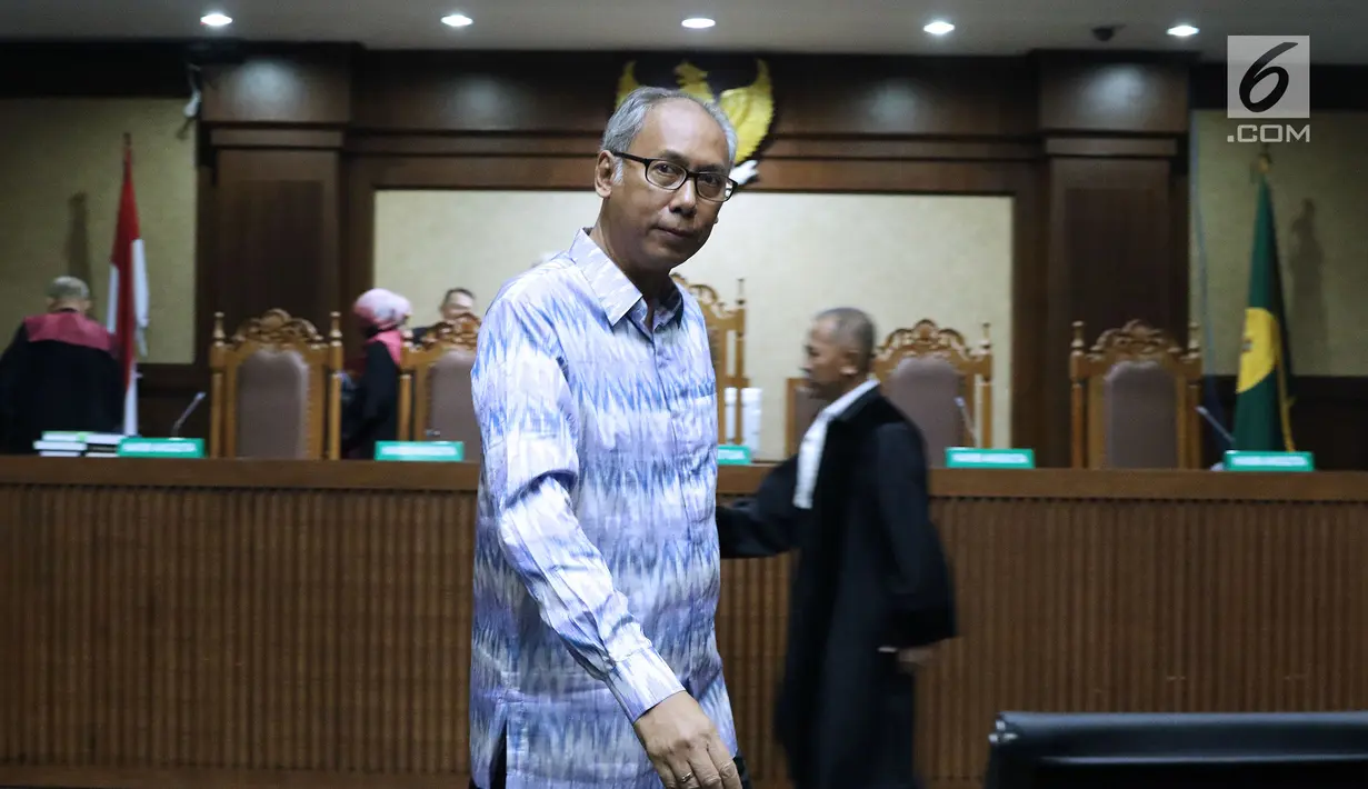 Terdakwa perintangan penyidikan korupsi E-KTP, Bimanesh Sutarjo usai sidang putusan di Pengadilan Tipikor, Jakarta, Senin (16/7). Bimanesh dinyatakan bersalah dan dijatuhi hukuman tiga tahun penjara, denda Rp 150 juta. (Liputan6.com/Helmi Fithriansyah)
