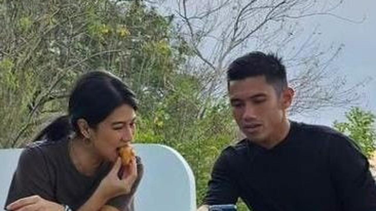 Momen Manis Dian Sastrowardoyo Bareng Suami di Yogyakarta yang Curi Perhatian