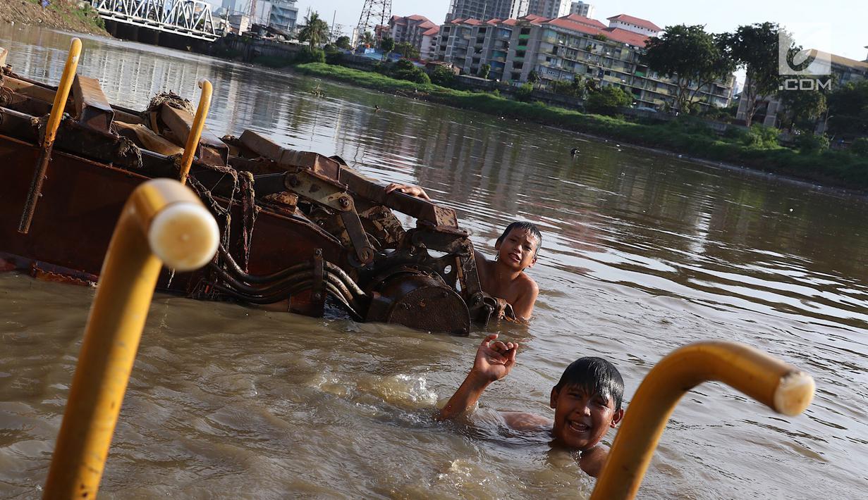 Suasana saat anak-anak berenang di Kanal Banjir Barat, Jakarta, Jumat (23/3). Selain mahalnya sewa kolam renang, berenang Kanal Banjir Barat dipilih anak-anak tersebut karena minimnya lahan bermain. (Liputan6.com/Immanuel Antonius)