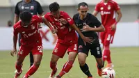 Gelandang Madura United, Slamet Nurcahyo (kanan) dijaga ketat dua pemain Persik Kediri dalam laga Grup C Piala Menpora 2021 di Stadion Si Jalak Harupat, Bandung, Sabtu (3/4/2021). (Bola.com/Ikhwan Yanuar)